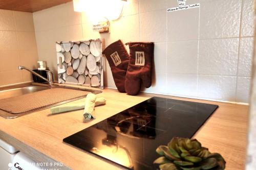 a kitchen counter with a sink and a cutting board at Studio ZEN SUD Plage à pied Pin Rolland Sablettes in Saint-Elme