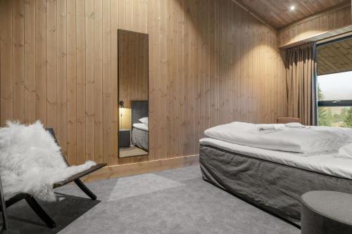 クヴィトフィエルにあるYttersvingen Kvitfjellのベッドルーム1室(ベッド1台、鏡、椅子付)