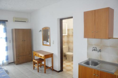 een kleine keuken met een wastafel en een toilet bij Villa Maria in Marathokampos