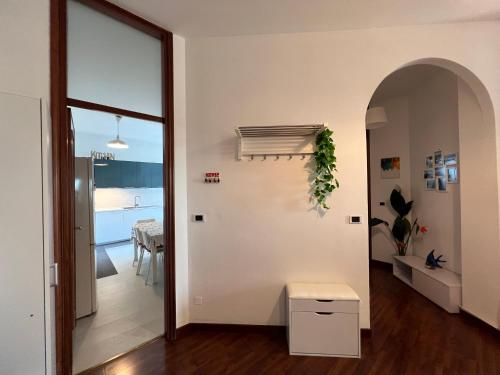 um corredor com uma porta que leva a uma sala de estar em Apartment La Casa del Viaggiatore - 4 ppl - 13min to Milan - Free public parking em Trezzano sul Naviglio