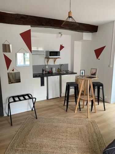 un salon avec une table et quelques chaises dans l'établissement Le Terracotta : au coeur du centre historique, à Dijon