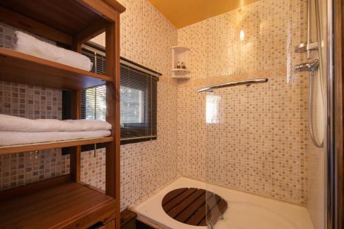シャモニー・モンブランにあるRésidence Grand Roc - Bruyères 09 - Happy Rentalsのバスルーム(シャワー、トイレ、シンク付)