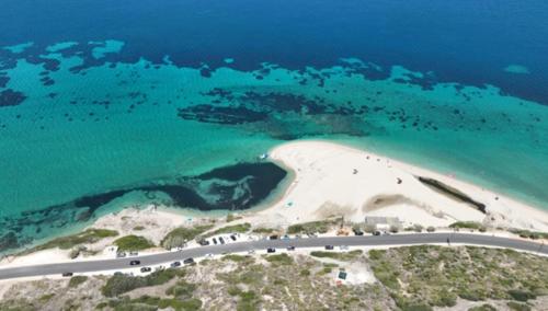 una vista aerea di una strada accanto all'oceano di Figs & Grapes * Cosy small house * Marmari * South Evia a Marmari