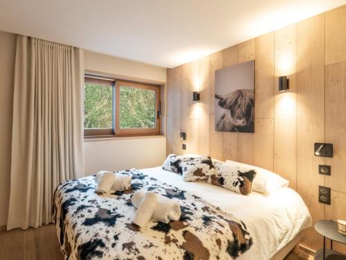 a bedroom with a large bed with flowers on it at Appartement familial, moderne et équipé, à proximité des pistes – Courchevel Le Praz - FR-1-568-39 in Courchevel