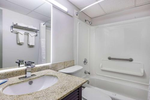 米拉米契的住宿－Travelodge by Wyndham Miramichi New Brunswick，浴室配有盥洗盆、卫生间和浴缸。