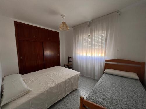 um quarto com 2 camas individuais e uma janela em Villa con piscina y jardines privados em Bullas