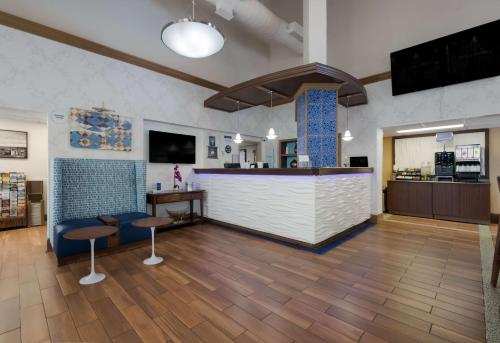 TV a/nebo společenská místnost v ubytování Best Western Hampton Coliseum Inn