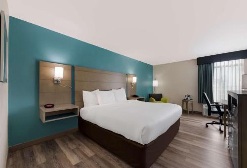 Postel nebo postele na pokoji v ubytování Best Western Hampton Coliseum Inn