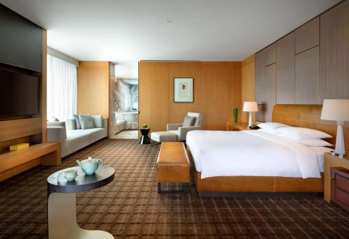 Postel nebo postele na pokoji v ubytování Hyatt Regency Tianjin East