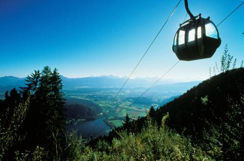 a gondola ride up a mountain with a view at Ferienwohnung Reichmann in Bodensdorf