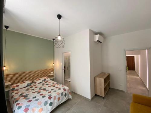 um quarto com uma cama e um quarto com um corredor em Laura Apartment em Roma
