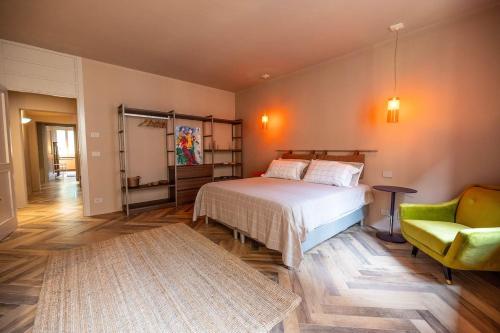 帕多瓦的住宿－Numero Tredici，一间卧室配有一张床和一把绿色椅子