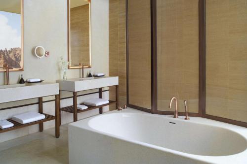 y baño con 2 lavabos y bañera. en Banyan Tree AlUla en Al Ula