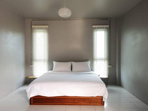 Ένα ή περισσότερα κρεβάτια σε δωμάτιο στο Siri Guesthouse @ Surat Thani