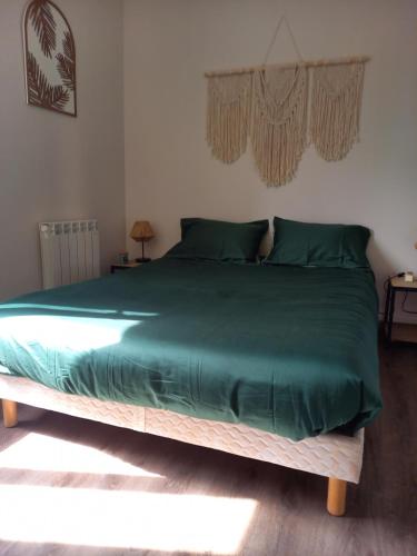Un pat sau paturi într-o cameră la Maison Thalène