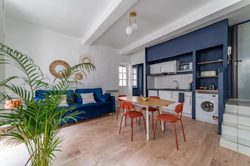 une cuisine et un salon avec une table et des chaises dans l'établissement Coeur écusson - entre les Arènes et la Maison Carrée, à Nîmes