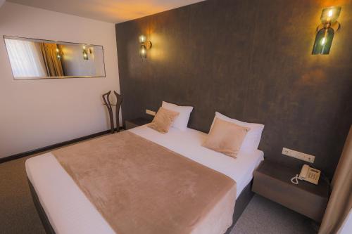 ein Schlafzimmer mit einem großen Bett in einem Zimmer in der Unterkunft Cascade Hotel in Yerevan
