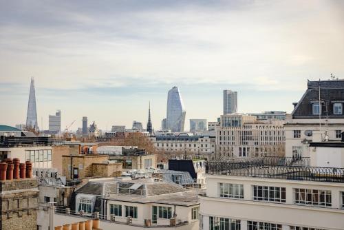 Pemandangan umum bagi London atau pemandangan bandar yang diambil dari hotel