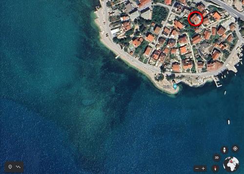 een luchtzicht op een klein eiland in het water bij Apartment Tomi in Brodarica