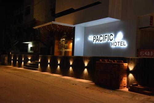 een hotel met een bord dat het Pacific hotel leest bij The Pacific Hotel in Vadodara