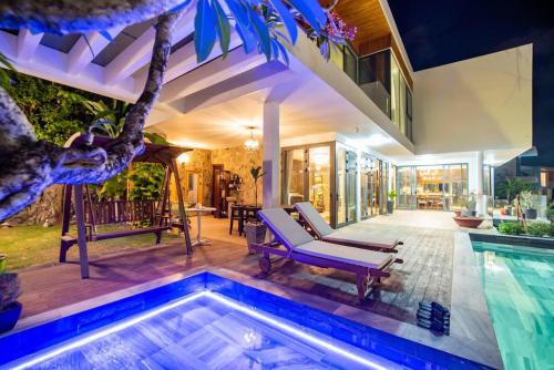 une maison avec une piscine et une maison dans l'établissement The Hill Ocean Villa With 5 bedrooms and Infinity Pool, à Nha Trang