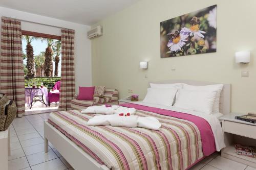 Кровать или кровати в номере Latania Apartments