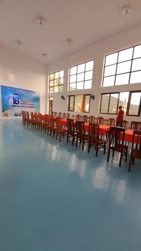 een kamer met veel stoelen en tafels bij Nhà khách Sở Giáo Dục in Tam Ðảo