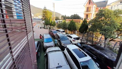 een rij auto's geparkeerd op een parkeerplaats bij Nhà khách Sở Giáo Dục in Tam Ðảo