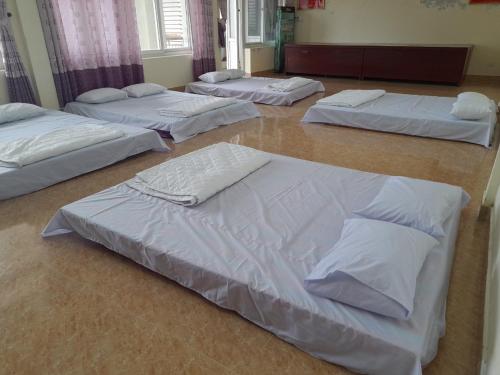 een groep van vier bedden in een kamer bij Nhà khách Sở Giáo Dục in Tam Ðảo