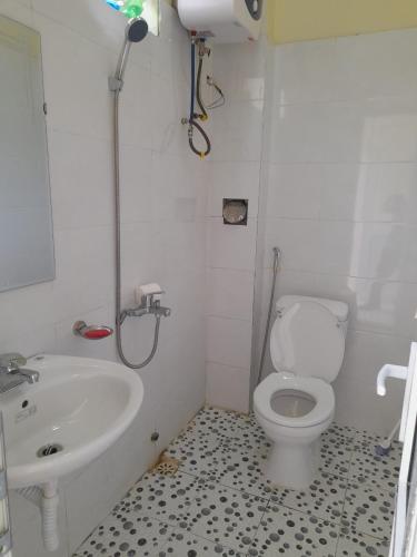 een badkamer met een toilet en een wastafel bij Nhà khách Sở Giáo Dục in Tam Ðảo