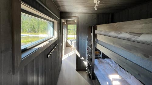 Kåvanstugan Funäsdalen في فوناسدالاين: غرفة صغيرة مع سرير بطابقين ونافذة