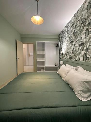 - une chambre avec un grand lit dans l'établissement Appartement cosy à Rabat, à Rabat