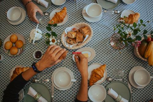 un grupo de personas sentadas en una mesa con comida en Le Lys Écossais, en Aubigny-sur-Nère