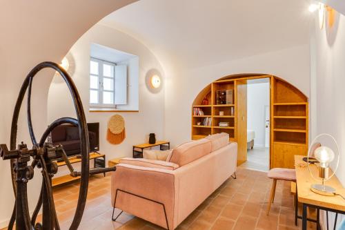埃武拉的住宿－Casa da Padaria，客厅配有沙发和桌子
