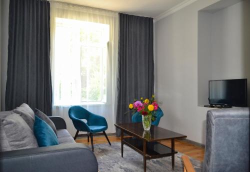 TV a/nebo společenská místnost v ubytování Sunny Lodge Dilijan