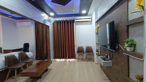 Habitación de hotel con cama y TV en Innovative Studio Appartments, en Lucknow