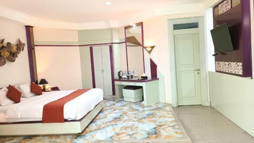 Una cama o camas en una habitación de Hotel New Puri Garden