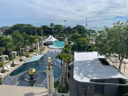 uma vista superior de uma piscina num resort em Copacabana Pattaya em Praia de Jomtien