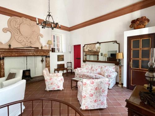 sala de estar con sofá, sillas y espejo en Il Convento Ancient Apartment with private garden en Bellagio