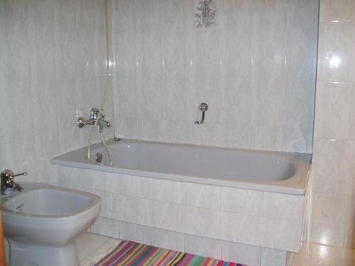 uma casa de banho com uma banheira branca e um WC. em Apartamento 100 m playa, Vilagarcía de Arousa. em Vilagarcía de Arousa