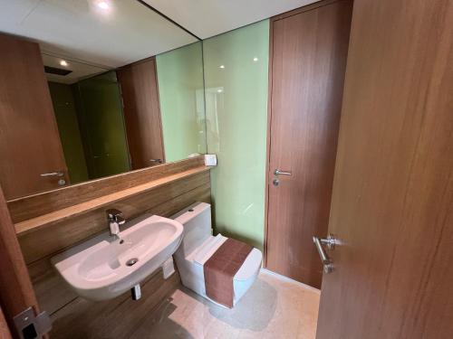 クアラルンプールにあるSky Suites KLCC by GENESISの洗面台と鏡のあるバスルーム
