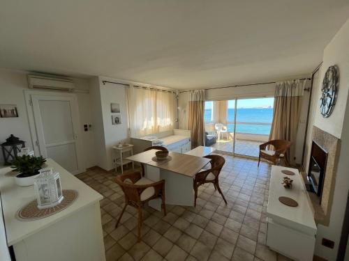 une cuisine et un salon avec une table et des chaises dans l'établissement La Maison de la Mer - 1er Étage, à Fos-sur-Mer