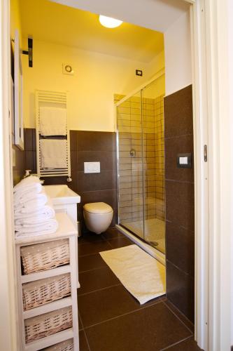 a bathroom with a shower and a toilet and a sink at Il Gigante Che Dorme in Castel Castagna