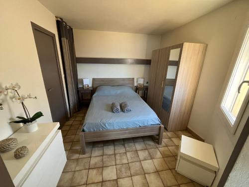 une chambre avec un lit avec deux oreillers dessus dans l'établissement La Maison de la Mer - 1er Étage, à Fos-sur-Mer