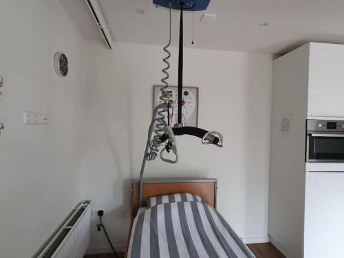 a lamp hanging from a wall in a kitchen at Aangepast vakantiehuis Sandra mindervaliden in Limmen