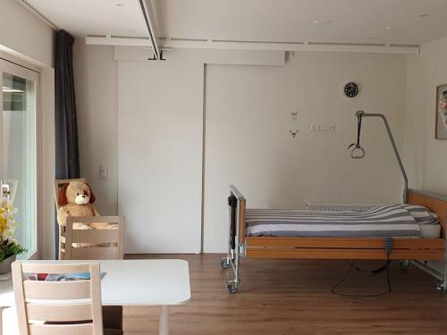 a hospital room with a bed and a table at Aangepast vakantiehuis Sandra mindervaliden in Limmen