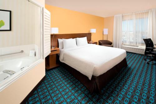 Un pat sau paturi într-o cameră la Fairfield Inn & Suites Weatherford