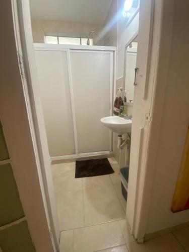a small bathroom with a shower and a sink at Acogedora y confortable habitación cerca del WTC in Mexico City
