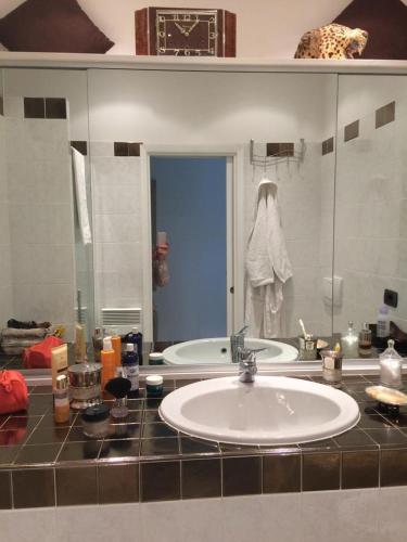 La salle de bains est pourvue d'un lavabo et d'une baignoire. dans l'établissement Appartamento "Renata" in residence Cap Roux Eze Borde de Mer Costa Azzurra, à Èze