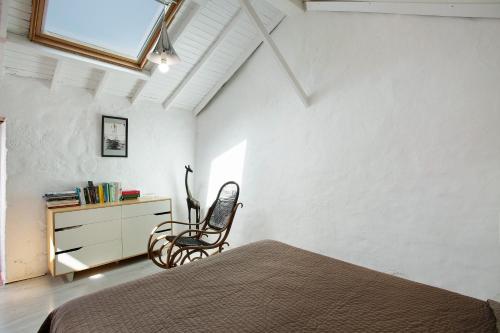 sypialnia z łóżkiem, krzesłem i komodą w obiekcie Casa Cueva Tejeda 2 dorm w mieście Tejeda